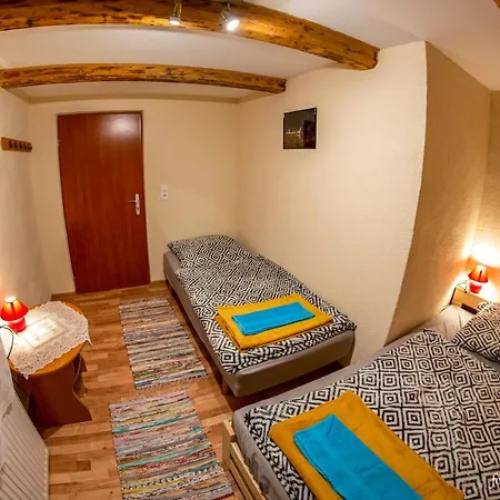 Деревянный коттедж Pod Krzywym Dachem