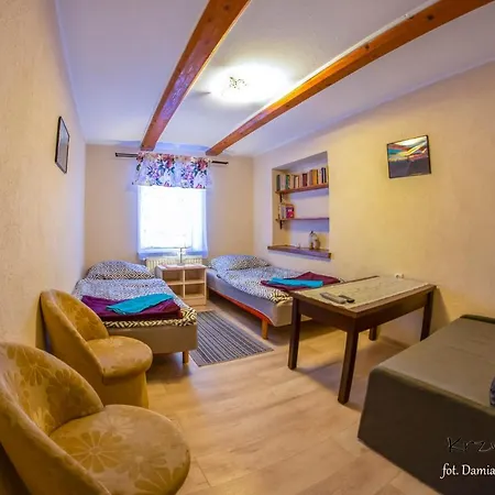 Pod Krzywym Dachem Chata *